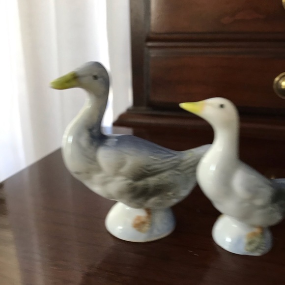 Three tiny cute vintage porcelain ceramic pottery geese blue white yellow tones - Picture 6 of 7